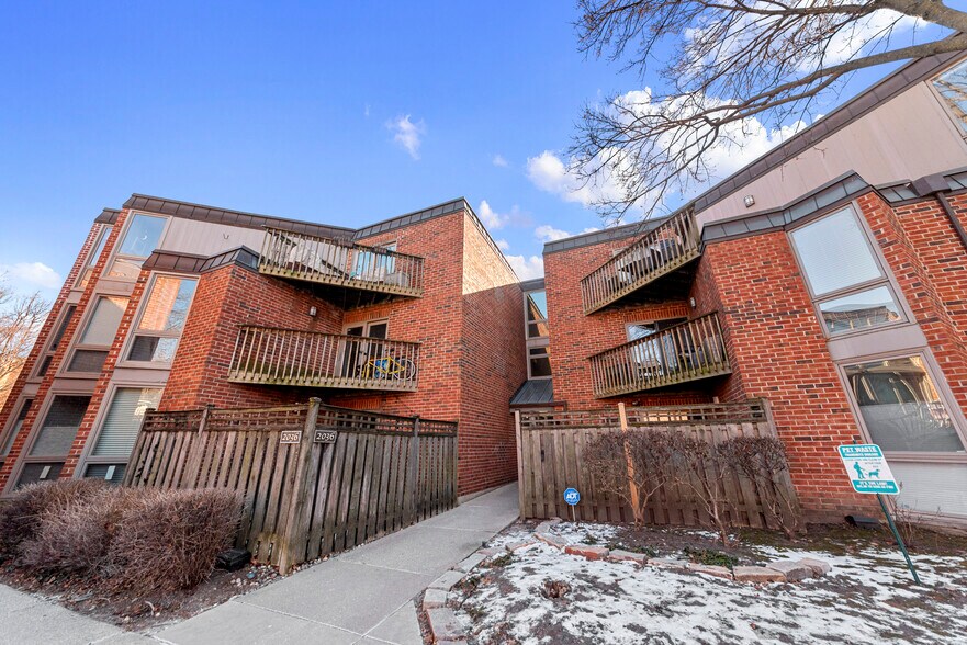 Primary Photo - 2036 N Larrabee St