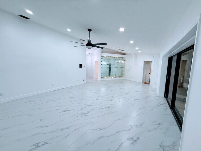 Building Photo - 465 SE Naranja Ave