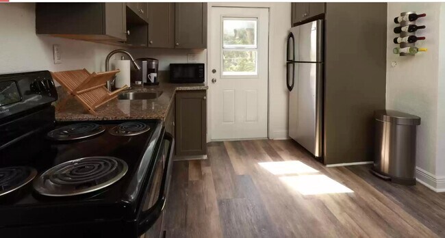 Building Photo - 518 Biscayne Dr