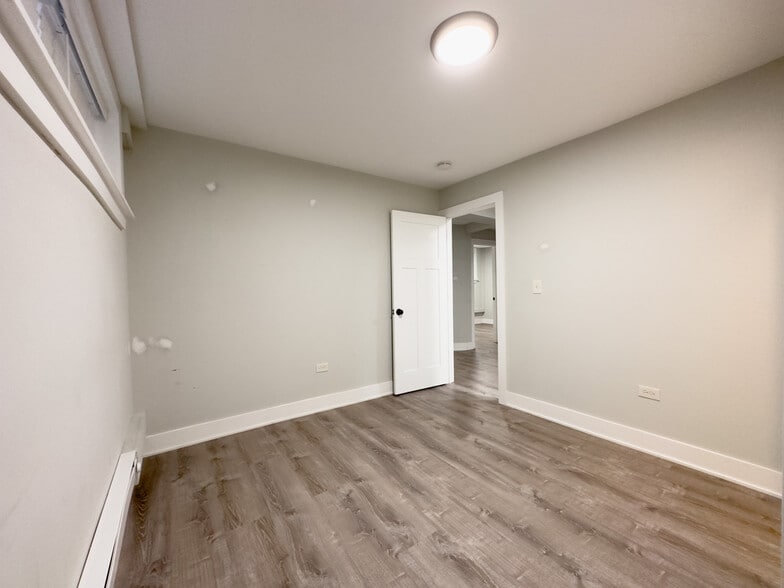 Building Photo - 4333 N Wolcott Ave