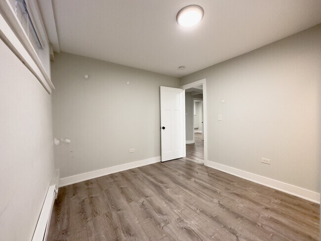 Building Photo - 4432 N Wolcott Ave