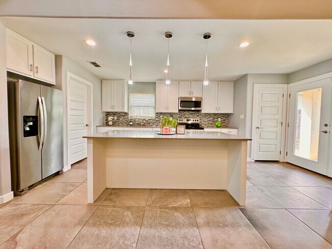 Building Photo - 1009 La Muralla St