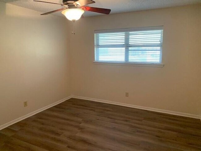 Building Photo - Beautiful 2 Bed Room 1 Bath