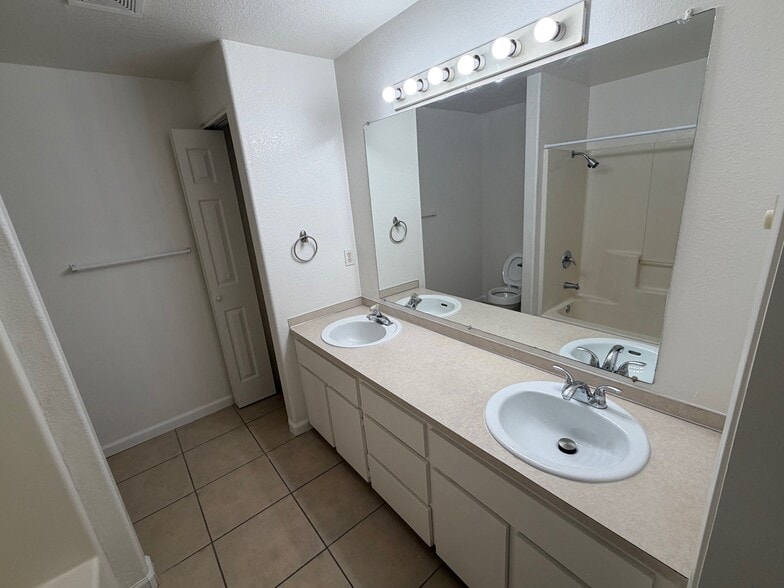 Building Photo - 4338 Ward Pl NE