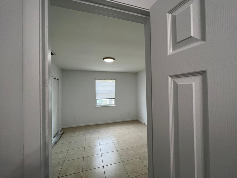 Building Photo - 5007 Eastwood Dr