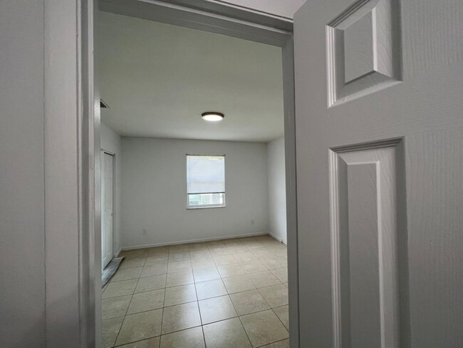 Building Photo - 5007 Eastwood Dr