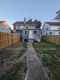 Building Photo - 2 Bedroom with fenced in yard!