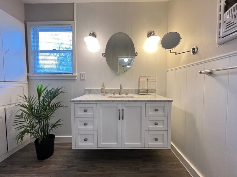 Building Photo - 211 Lessin Ln