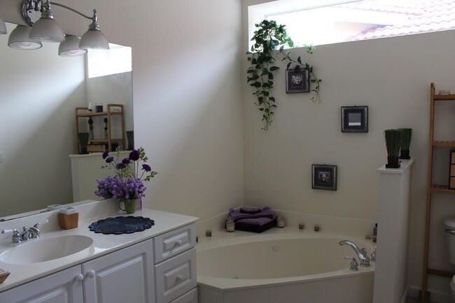 Building Photo - 641 SW Munjack Cove