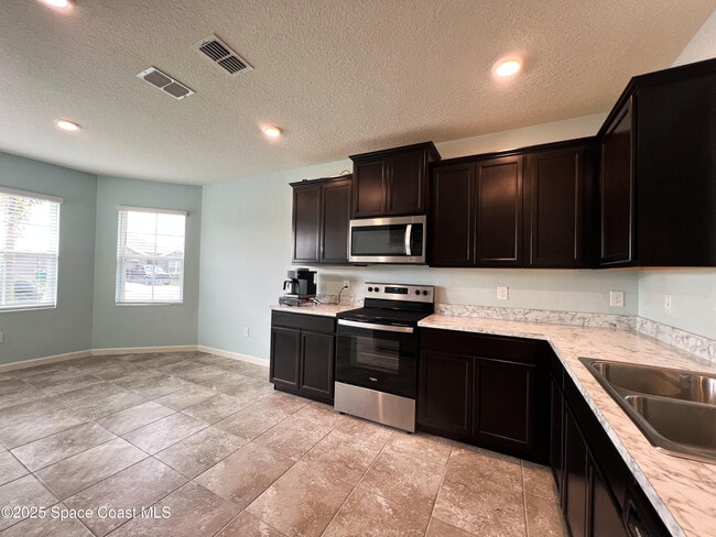 Building Photo - 590 Sorrento Dr