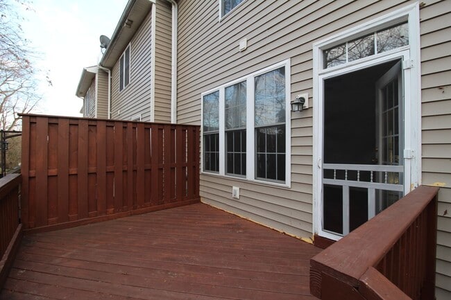 Building Photo - 3-Bedroom Townhome with Bonus Room, Large Deck and Garage!