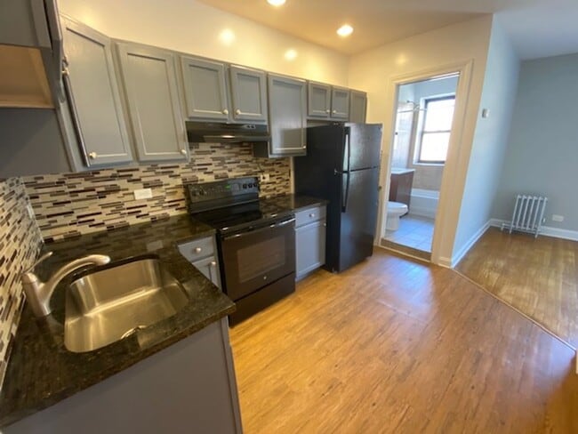 Building Photo - Uptown studio! Separate kitchen - Red Line!