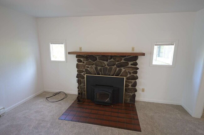 Building Photo - 2 bed 1 bath home with great view of Sequi...