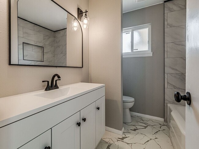 Building Photo - Newly remodeled home