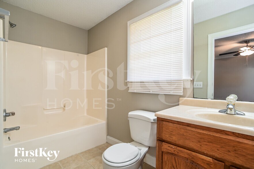 Building Photo - 811 Willow Ln