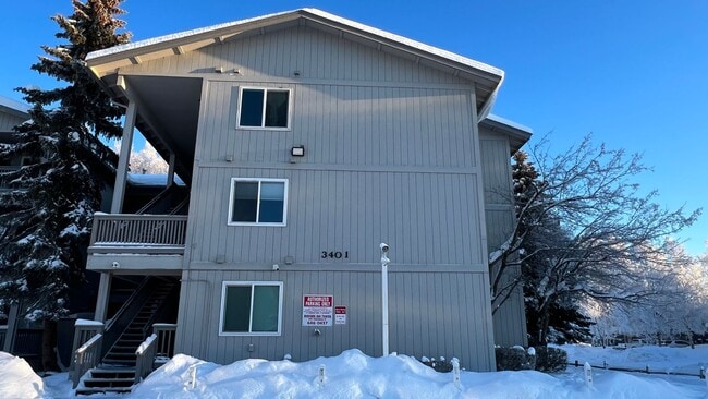Building Photo - 2 Bedroom Jewel Lake Condo with Beautiful ...