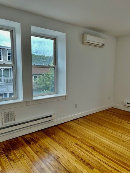 Bed 2 with A/C Unit - 42 Pilgrim Pathway