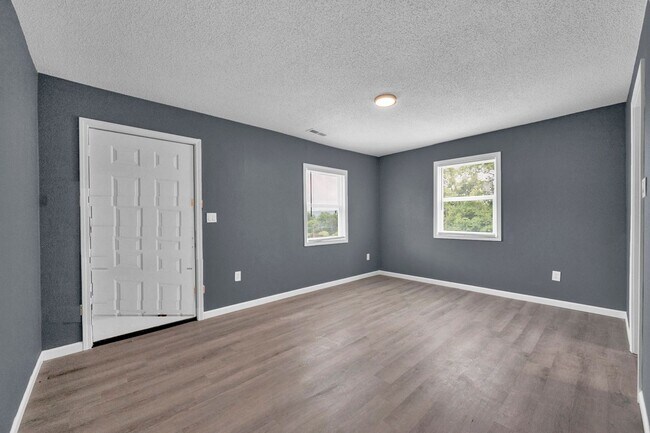 Building Photo - Move in Ready!   2 Bed / 1 bath Apartment