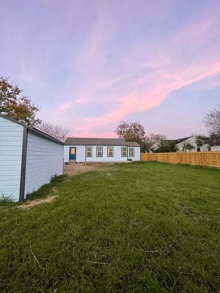 Building Photo - 4027 W Vanderbilt Dr