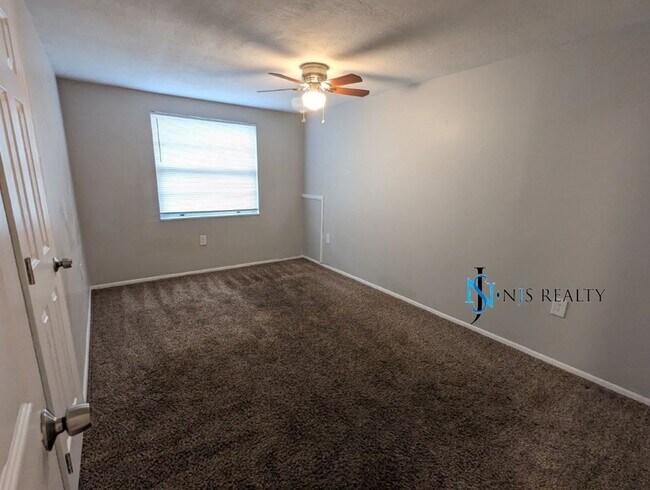 Building Photo - BEAUTIFUL, Large - 4/2 1500 Sq. Ft., Renov...