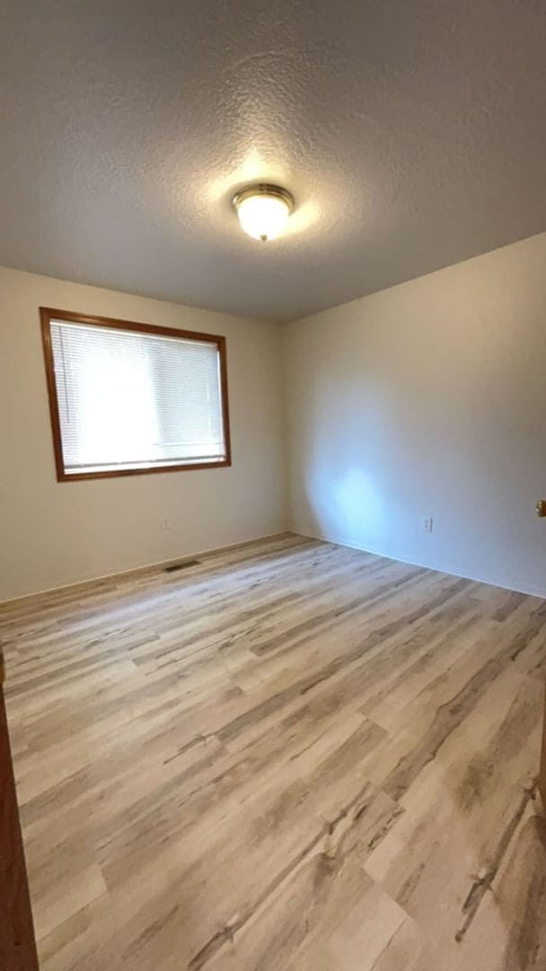 Building Photo - 3 Bedroom 2 bath house