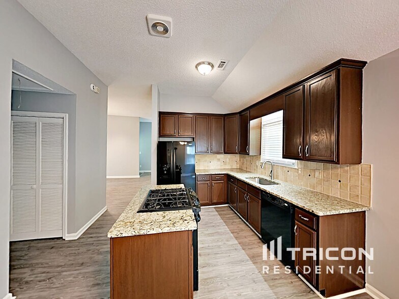 Building Photo - 105 Peach Pointe Dr