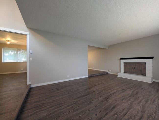 Building Photo - Beautiful Updated 3-Bed, 2-Bath Home In Thurston Area!