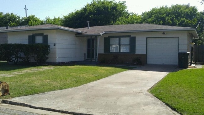 Building Photo - 19 Lyncrest Dr