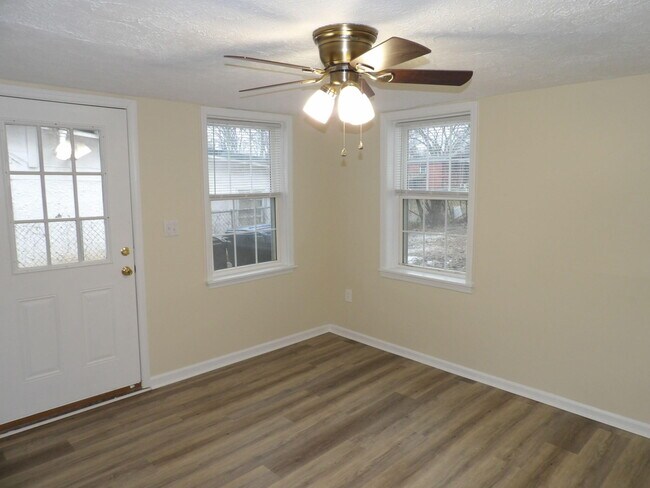 Building Photo - 307 Henry St