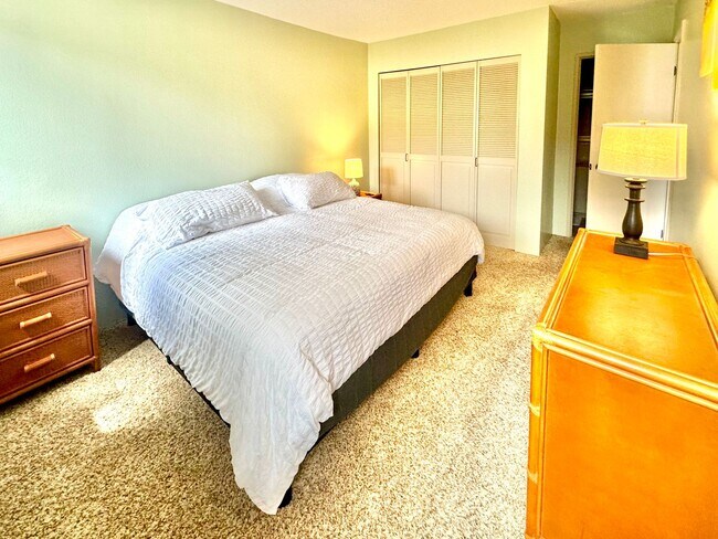 Building Photo - Furnished 2 bedroom 2 bath condo 2 assigned parking stalls