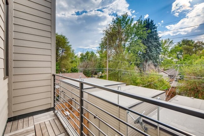 Building Photo - High Street Townhomes 3 bedroom unit with ...