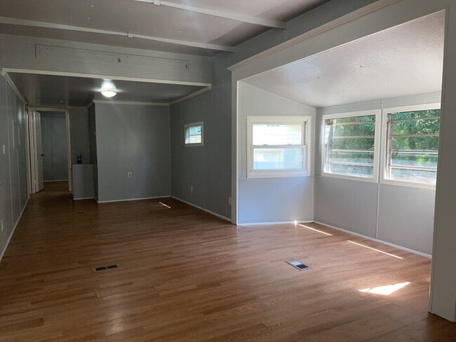 Building Photo - "Charming Greenville Retreat: Cozy 3-Bed, 2-Bath Home at 18 Whitehorse Rd Ext.!"
