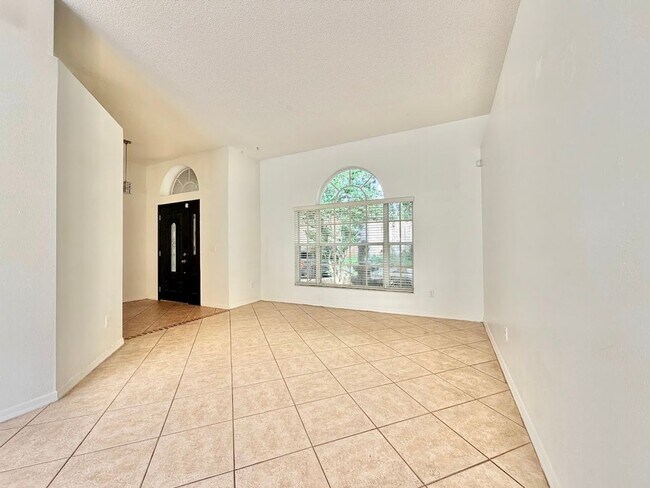 Building Photo - Large and Spacious 4/2 in Ideal Location!