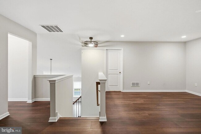 Building Photo - 1190 Webb Dr