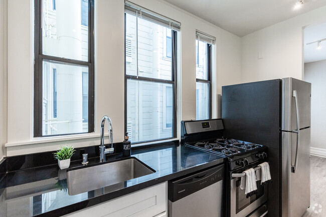 2BR, 2BA - 700SF (3rd Floor) - 3201 Washington