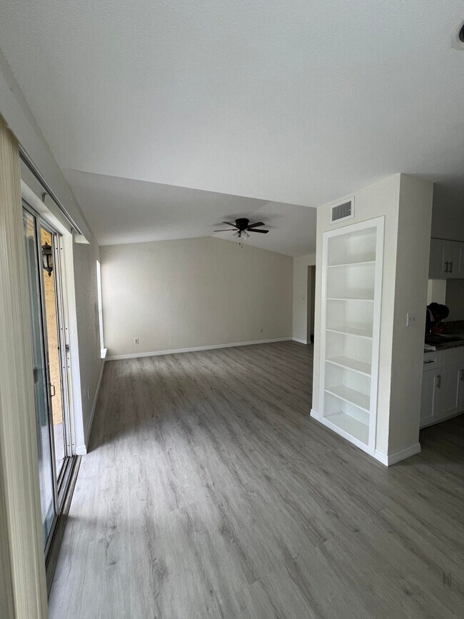 Building Photo - 899 Riverside Dr