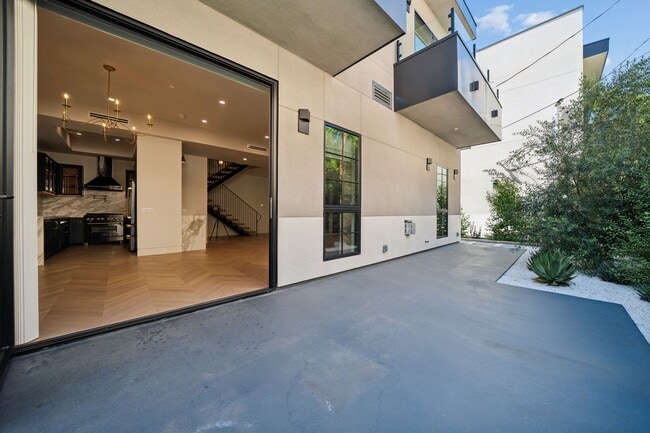 Building Photo - 652 Huntley Dr