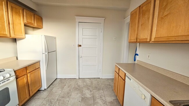 Building Photo - 3800 N Wilton Ave