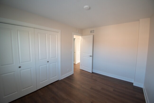 Building Photo - 14949 Lake View Dr