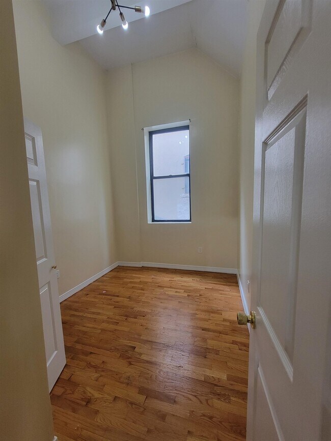 Building Photo - 409 53rd St