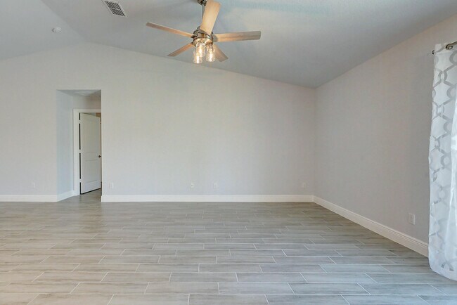 Building Photo - 2352 SW Plum Ct