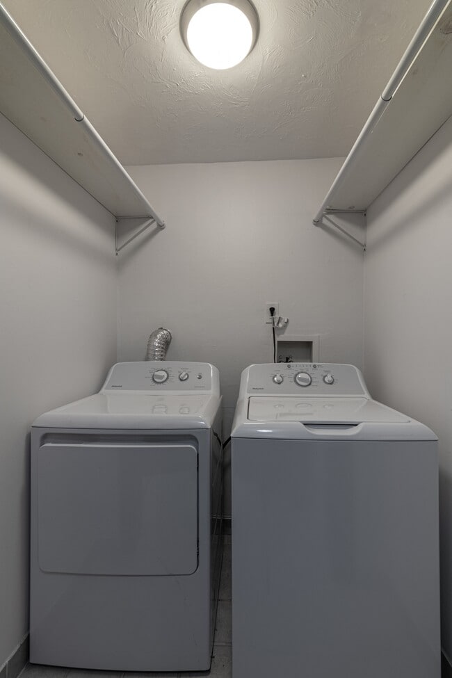 Building Photo - 916 Highview St