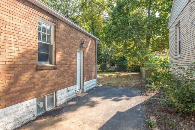 Building Photo - 320 Henquin Dr