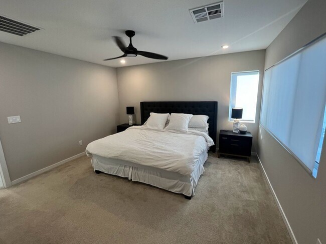 Building Photo - Beautiful 3 Bedroom Townhome in the Southw...