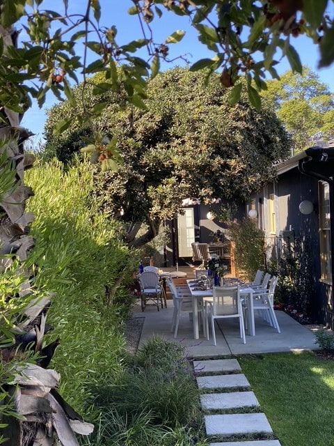 Shared Outdoor Dining Area - 1156 S Highland Ave
