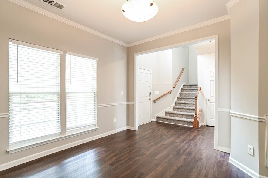Building Photo - 6833 Tanners Creek Dr