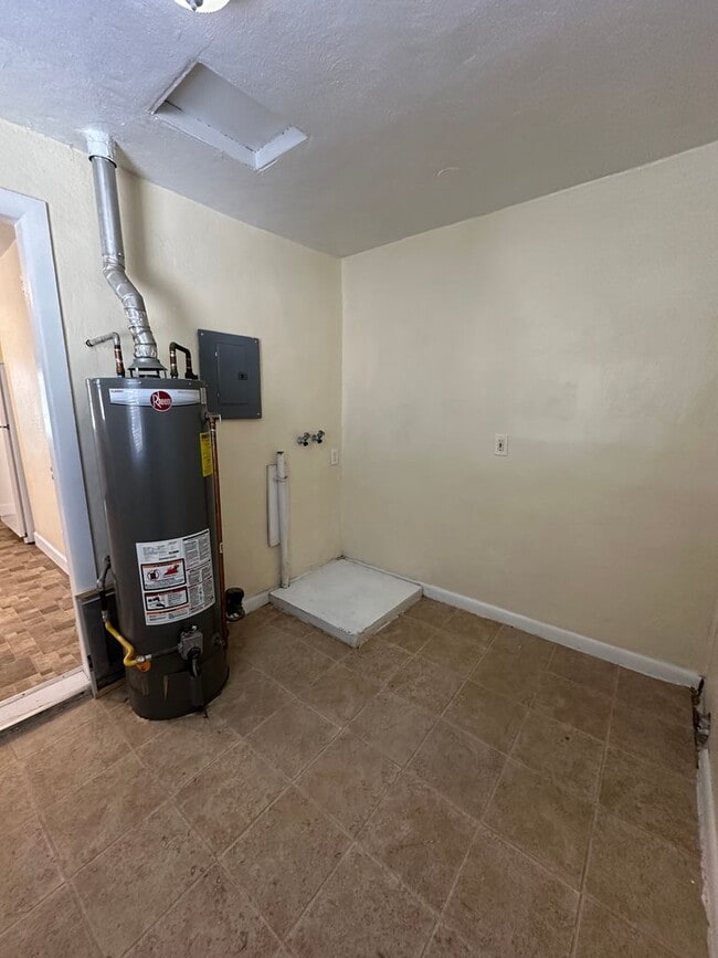 Building Photo - Renovated 2 bedroom, 1 bathroom home on Southside