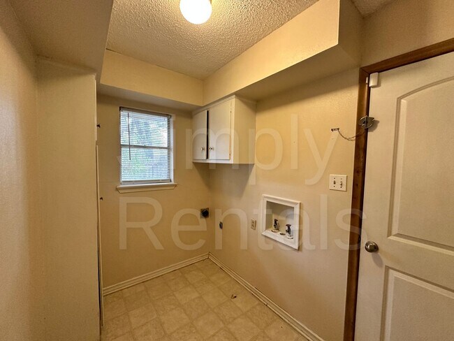Building Photo - 7 Timberside Dr