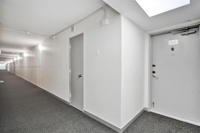 Building Photo - 3113 S Ocean Dr