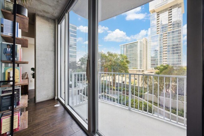 Building Photo - 360 Nueces St
